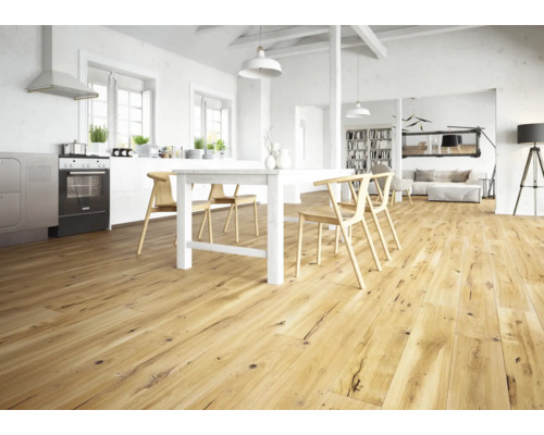 Svetlá obývacia izba s drevenou podlahou, jedálenským stolom a stoličkami