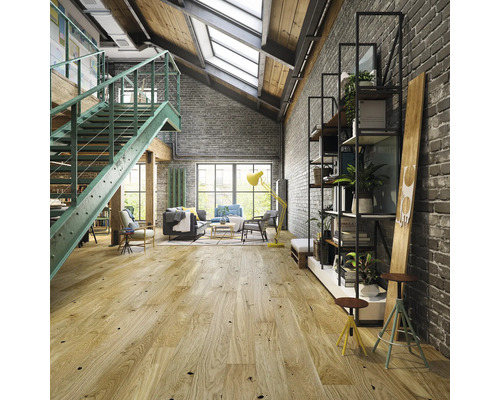 Obývacia izba v podkrovnom štýle so schodiskom, sedením, regálom a drevenou podlahou