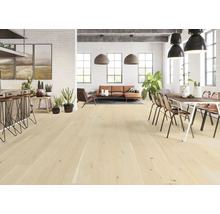 Svetlá drevená podlaha vo svetlej obývacej izbe s nábytkom a rastlinami.