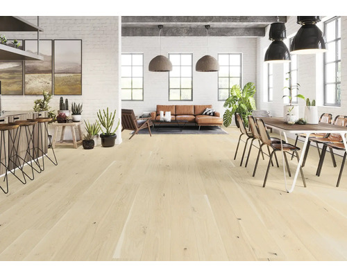 Svetlá drevená podlaha vo svetlej obývacej izbe s nábytkom a rastlinami.