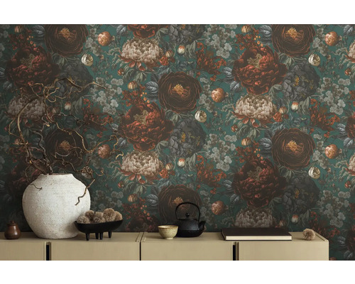 Dekoratívny obývacia izba s kvetinovou tapetou a príručným stolíkom