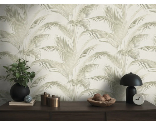 Interiér s tapetou so vzorom paliem, príborníkom a dekoratívnymi prvkami