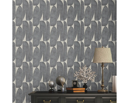 Sivá tapeta s abstraktným geometrickým vzorom za komodou