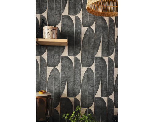 Dekoratívna tapeta s abstraktným dizajnom listov v miestnosti.