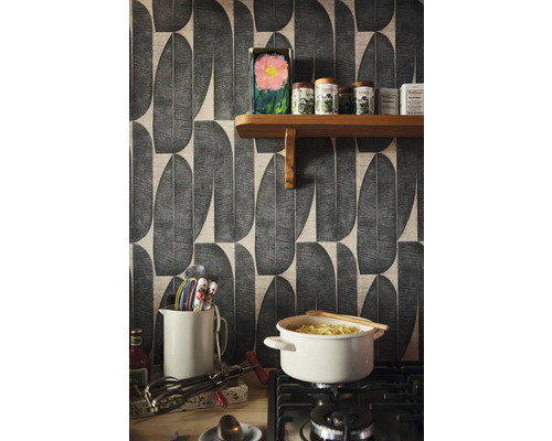 Kuchynská scéna s tapetou, policou, korením a kuchynským náčiním