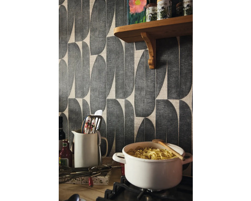 Kuchynská scéna s vzorovanou tapetou, policou a kuchynským náčiním