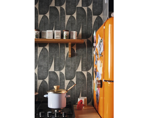 Kuchynská scéna s tapetou v retro štýle, poličkou na korenie, hrncom na sporáku a farebnou chladničkou.