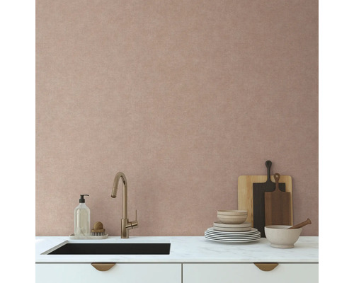 Moderná kuchynská scéna s drezom, vodovodnou batériou, riadom a doskami na krájanie pred textúrovanou stenou