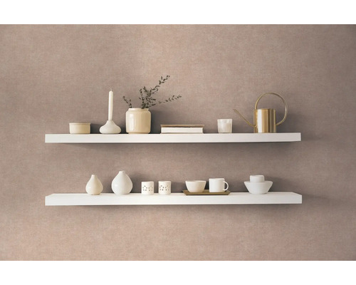 Dve biele police s dekoratívnymi predmetmi na stene