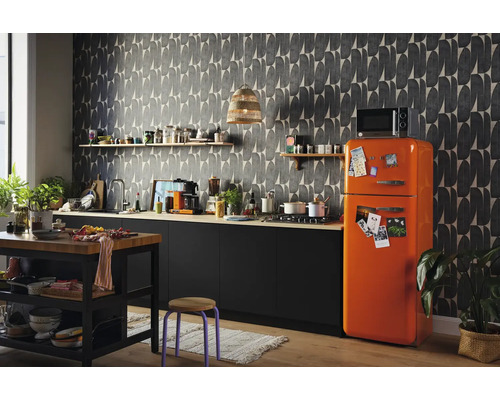 Svetlá kuchyňa s tapetou, kuchynským ostrovom, príborníkom a oranžovou chladničkou