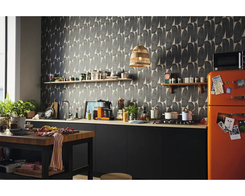 Svetlá kuchyňa s vzorovanou tapetou, kuchynským ostrovčekom a oranžovou chladničkou