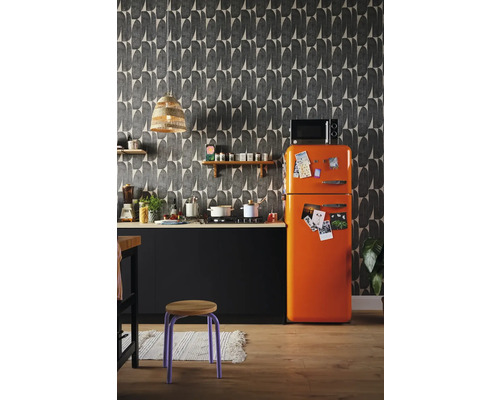 Kuchynská scéna s čiernym kuchynským kútom, oranžovou chladničkou a vzorovanou tapetou.