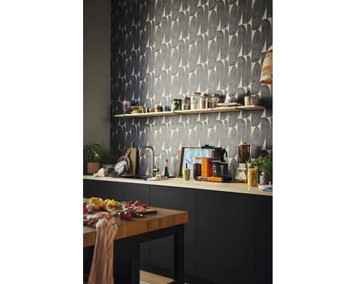 Kuchynská scéna s grafickou tapetou, pracovnou doskou, policami a kuchynským náčiním.