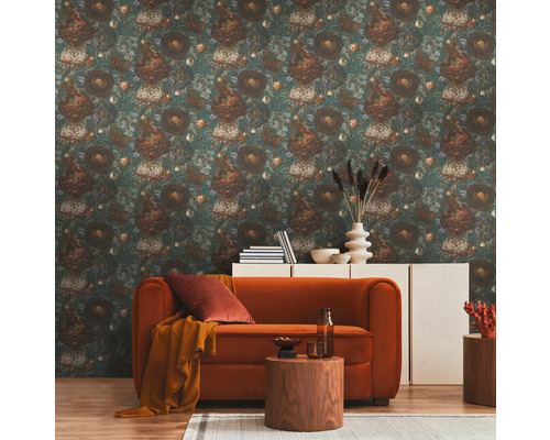 Obývacia izba s kvetinovou tapetou, pohovkou, príručným stolíkom a komodou.