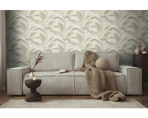 Obývacia izba s pohovkou, odkladacím stolíkom a tapetou s palmovým vzorom pre útulnú atmosféru