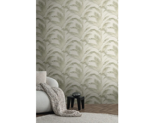 Obývacia izba s tapetou s motívom paliem, kreslom a odkladacím stolíkom