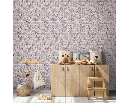 Detská izba s kvetinovou tapetou, drevenou skriňou a hračkami