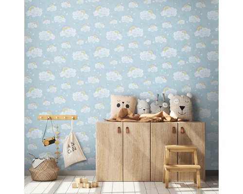 Detská izba s tapetou s motívom oblakov a dúhy, drevenou skrinkou a dekoráciami
