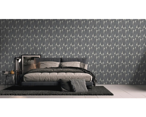 Spálňa s posteľou a sivou tapetou s abstraktným vzorom