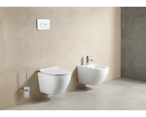 Pohľad na kúpeľňu s nástenným WC, bidetom a ovládacím panelom