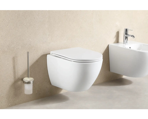 Závesné WC, bidet a WC kefa v kúpeľni