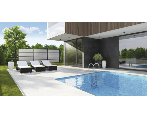 Exteriér s bazénom, lehátkami a zástennou