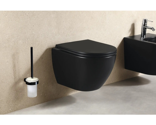 Závesné WC a WC súprava v kúpeľni.