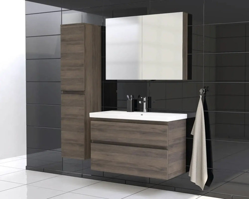 Kúpeľňa s umývadlom, zrkadlovou skrinkou a vysokou skrinkou vo vzhľade dreva