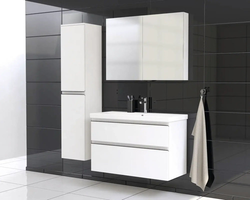 Kúpeľňa s umývadlovou skrinkou, zrkadlovou skrinkou a vysokou skrinkou