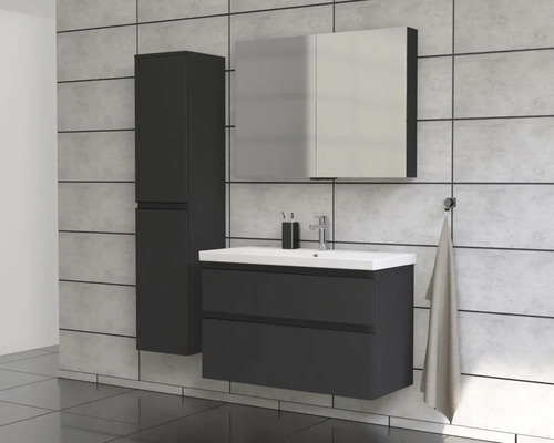 Kúpeľňa s umývadlovou skrinkou, zrkadlovou skrinkou a vysokou skrinkou v tmavom prevedení