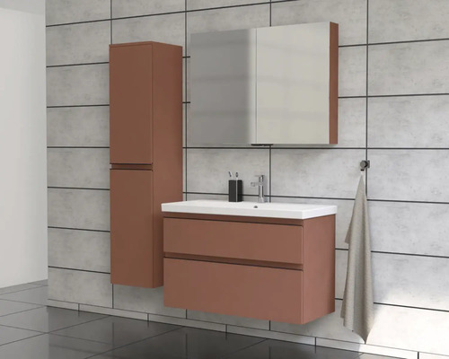 Kúpeľňa s umývadlovou skrinkou, zrkadlovou skrinkou a vysokou skrinkou