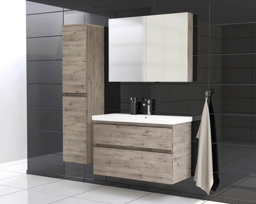 Kúpeľňa s umývadlovou skrinkou, zrkadlovou skrinkou a vysokou skrinkou vo vzhľade dreva