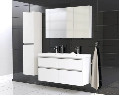 Moderná kúpeľňa s bielou skrinkou pod umývadlo, zrkadlovou skrinkou, vysokou skriňou a čiernymi obkladmi.