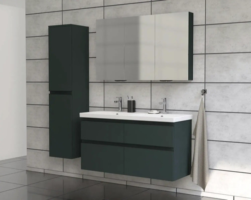 Kúpeľňa s umývadlovou skrinkou, zrkadlovou skrinkou a vysokou skrinkou