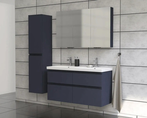 Kúpeľňa s umývadlovou skrinkou, zrkadlovou skrinkou a vysokou skrinkou