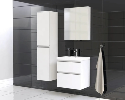 Kúpeľňa s umývadlom, zrkadlovou skrinkou a vysokou skriňou