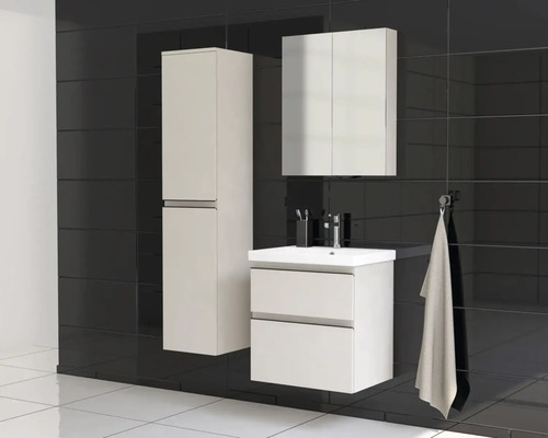 Kúpeľňa s umývadlovou skrinkou, zrkadlovou skrinkou a vysokou skrinkou na stene s čiernymi dlaždicami.