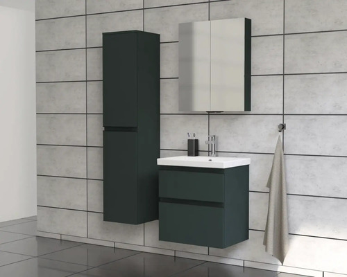 Kúpeľňa s umývadlom, zrkadlovou skrinkou a vysokou skrinkou