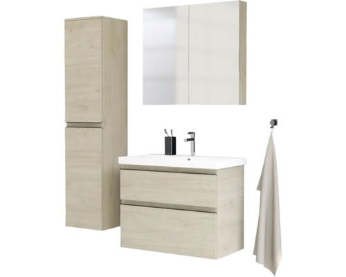 Kúpeľňa s umývadlovou skrinkou, zrkadlovou skrinkou a vysokou skrinkou