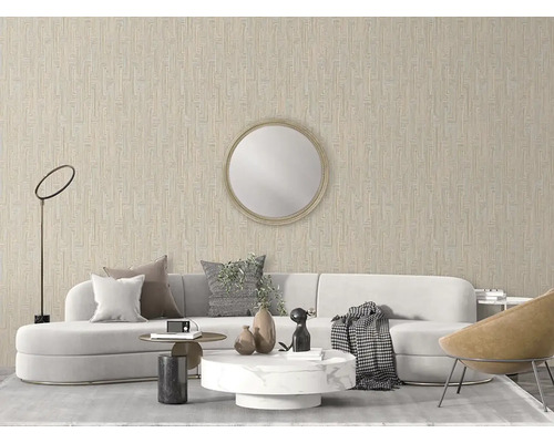 Obývacia izba s tapetou so vzorom, pohovkou, zrkadlom a dekoráciou