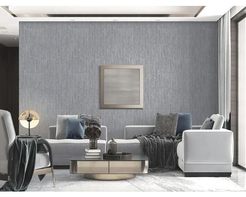 Obývacia izba so sivou vzorovanou tapetou, pohovkou a dekoráciami