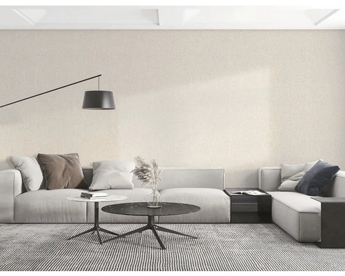 Obývacia izba s textilnou tapetou, pohovkou a konferenčným stolíkom