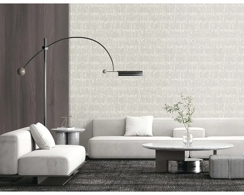 Svetlá obývacia izba so vzorovanou tapetou, pohovkou a osvetlením