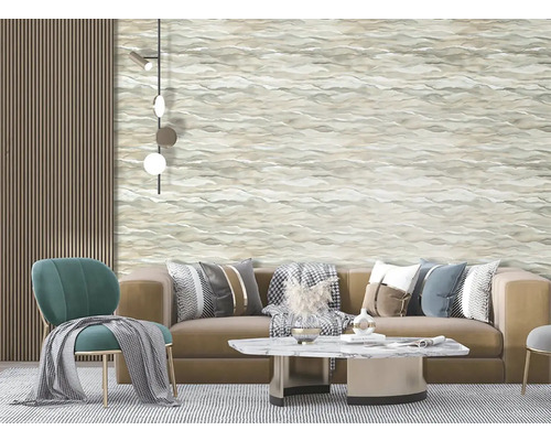 Obývacia izba s pohovkou, stoličkou, konferenčným stolíkom a vzorovanou tapetou