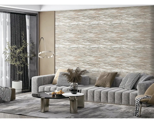 Moderná obývacia izba s pohovkou, konferenčným stolíkom a vzorovanou tapetou