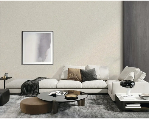 Svetlá obývacia izba s béžovou štruktúrovanou tapetou, pohovkou a konferenčným stolíkom