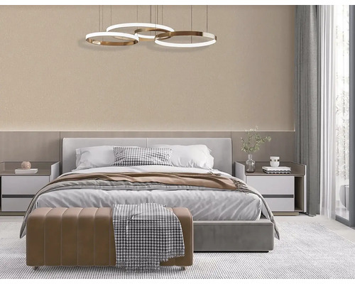 Spálňa s manželskou posteľou, nočnými stolíkmi a okrúhlym stropným svietidlom