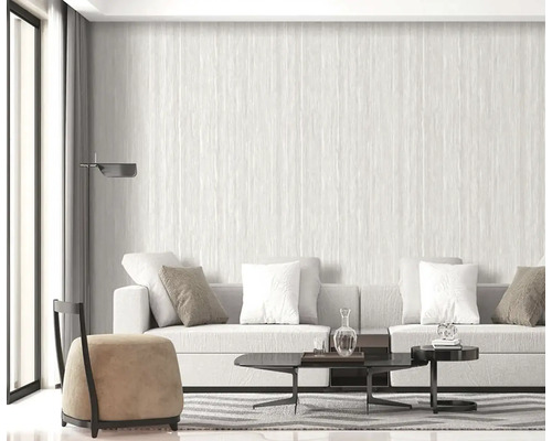 Svetlá obývacia izba s pohovkou, kreslom, stolom a štruktúrovanou tapetou