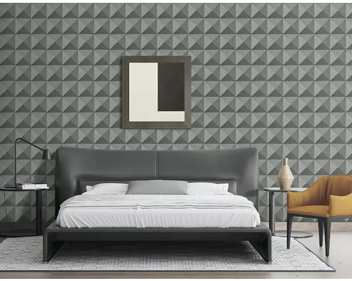 Spálňa s posteľou, nočnými stolíkmi, stoličkou, lampou, obrazom a geometrickou tapetou