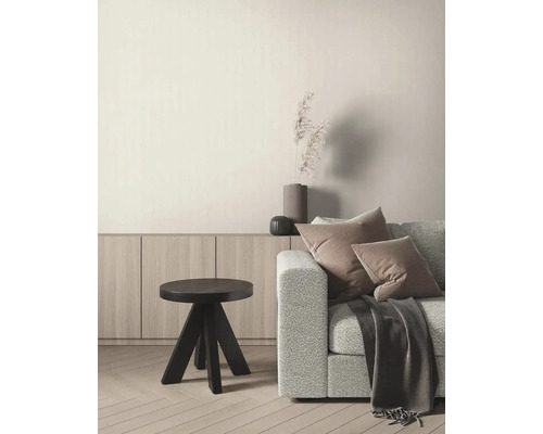 Obývacia izba s pohovkou, vankúšmi, príručným stolíkom a dekoratívnymi vázami na skrinke